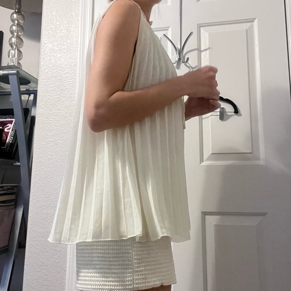 H&M cream pleated flowy blouse - Picture 4 of 11